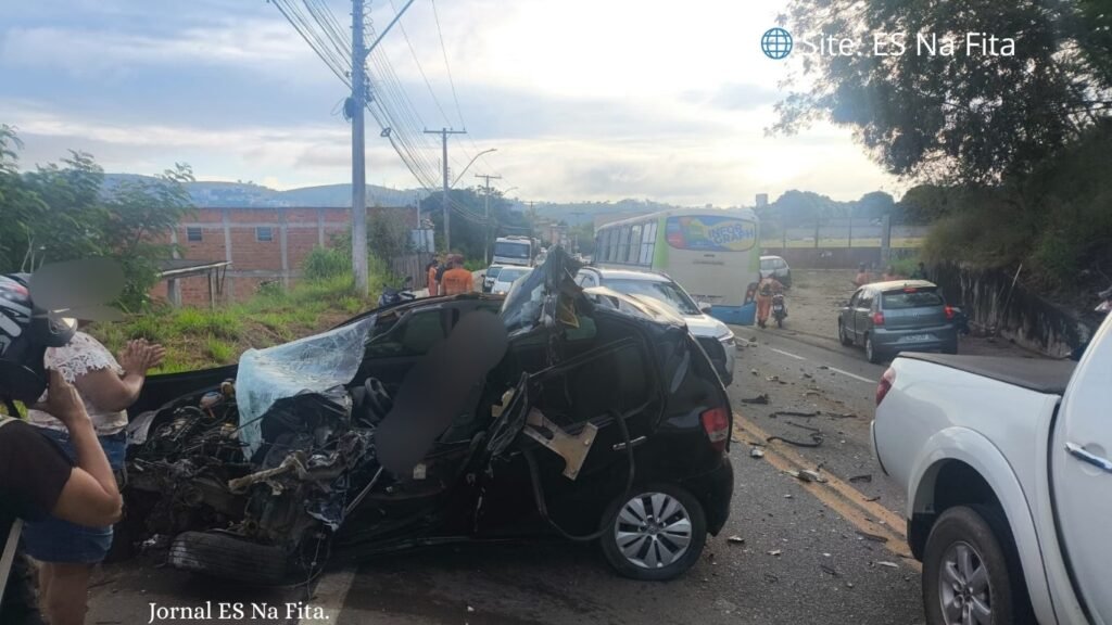 Adolescente fica ferido após invadir a contramão e bater de frente com ônibus em Colatina Adolescente invade a contramão, atinge ônibus e fica ferido em Colatina.
