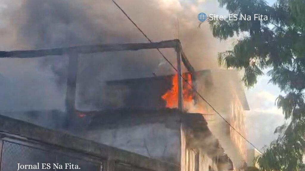 Incêndio atinge casa em Vitória e imóvel é interditado.
