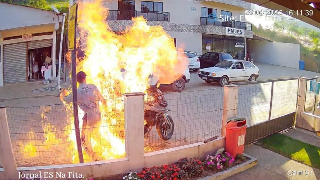 Homem coloca fogo na própria moto após ser abordado pela PM em Domingos Martins.