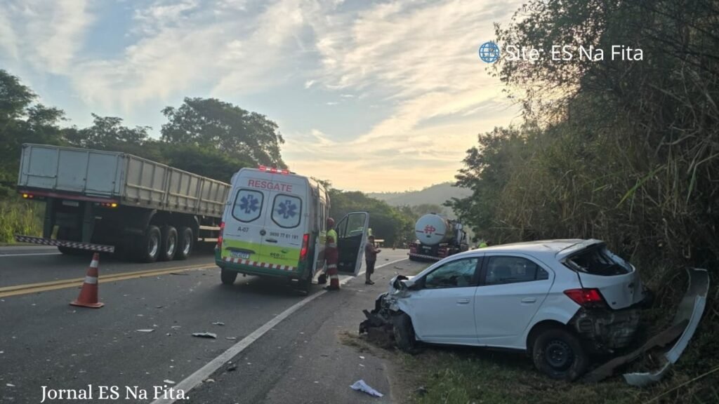 Duas pessoas morrem em acidente entre moto e carro na BR 101, em Itapemirim.