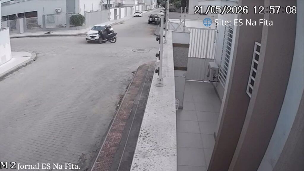 Vídeo: motociclista é arremessado por cima de carro após grave colisão em Linhares Motociclista "voa" por cima de carro após colisão em Linhares.