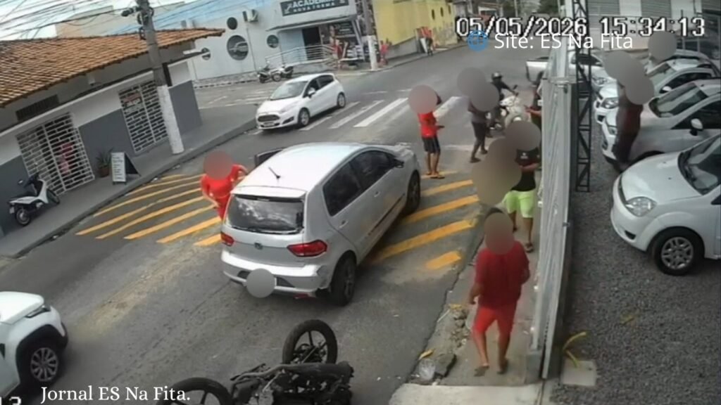 Vídeo mostra motociclista sendo arremessado após bater em carro em Linhares.