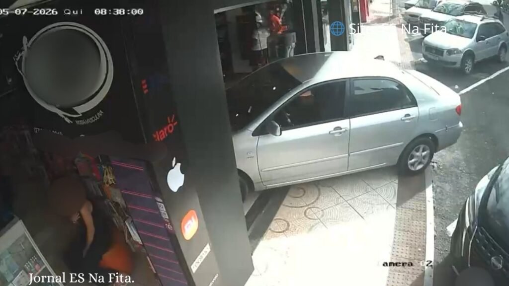 Carro invade calçada e destrói fachada de loja no Centro de São Mateus.