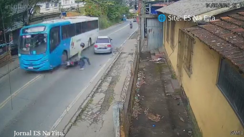 Vídeo mostra motociclista escapando por pouco de acidente com viatura e ônibus em Cariacica.