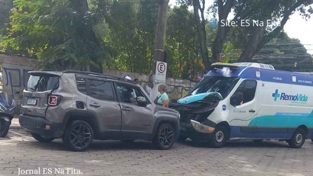 Jeep tomba após colisão com ambulância na Reta da Penha, em Vitória Carro tomba após colisão com ambulância na Reta da Penha em Vitória.