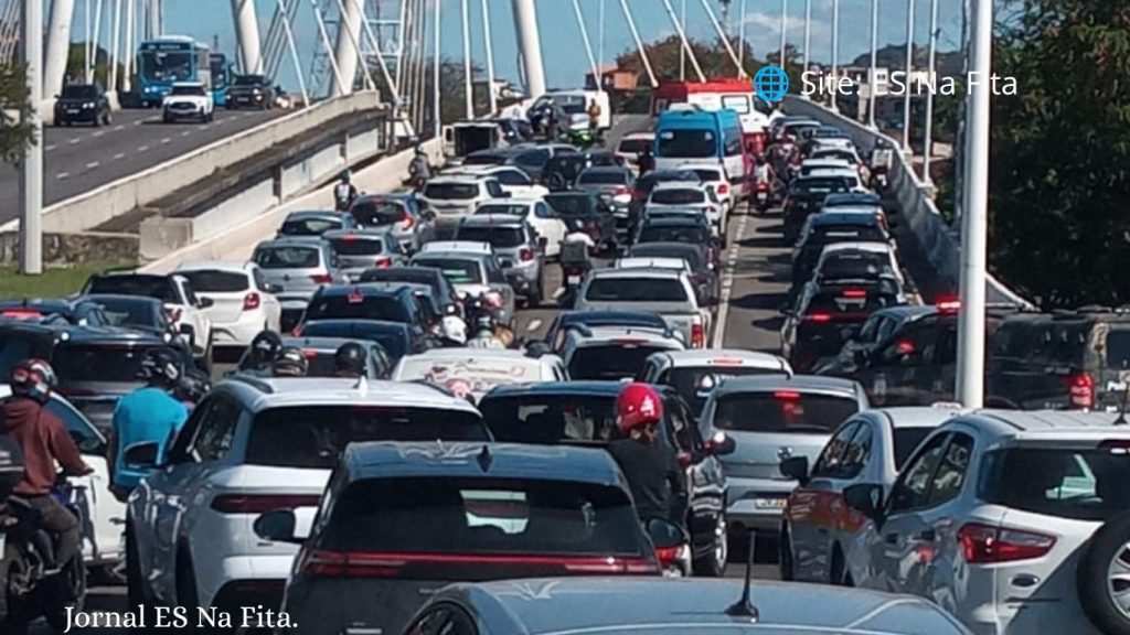 Ponte da Passagem é liberada após acidente entre carro e moto em Vitória.
