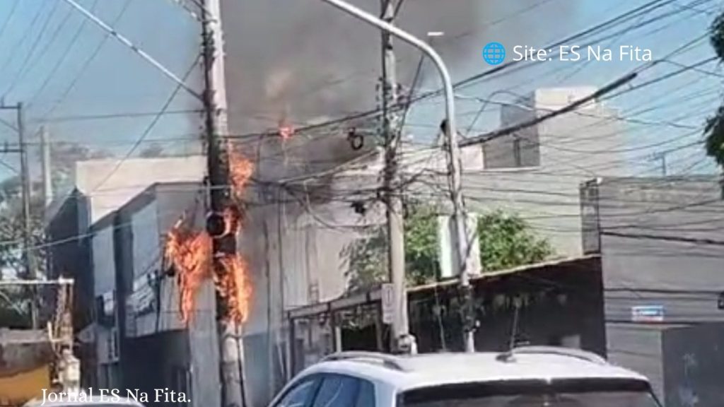Vídeo: fiação de poste pega fogo em avenida movimentada de Vitória e assusta motoristas Fiação de poste pega fogo na Avenida Fernando Ferrari em Vitória.