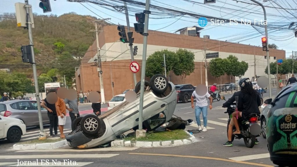 Carro capota após acidente em avenida de Vitória.