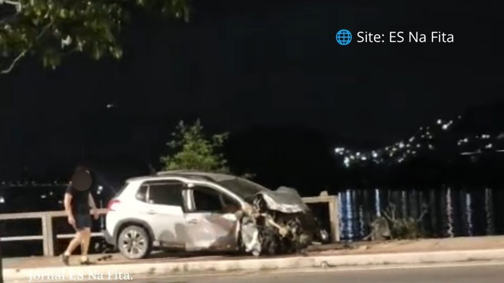 Acidente faz carro sair da pista e quebrar mureta na Beira-Mar em Vitória.