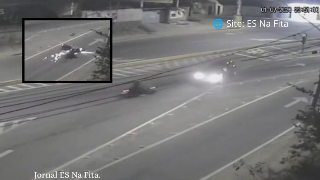 Motociclista é arremessado durante acidente em Cachoeiro.