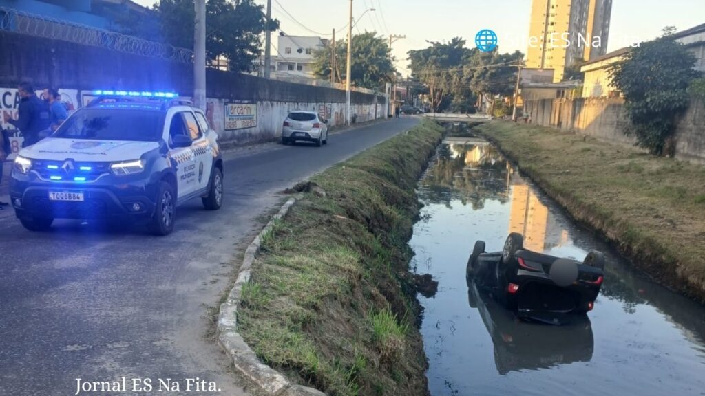 Motorista perde controle de carro e cai em valão em Vila Velha.
