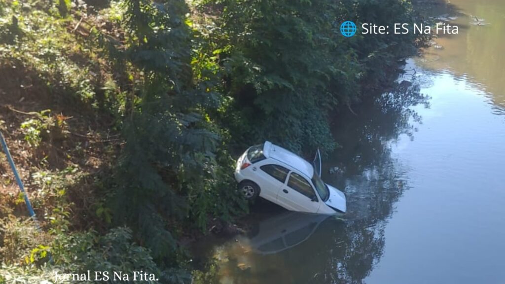 Colisão entre carro e motocicleta termina com veículo às margens de rio em Castelo Carro cai às margens de rio após colisão com moto em Castelo.