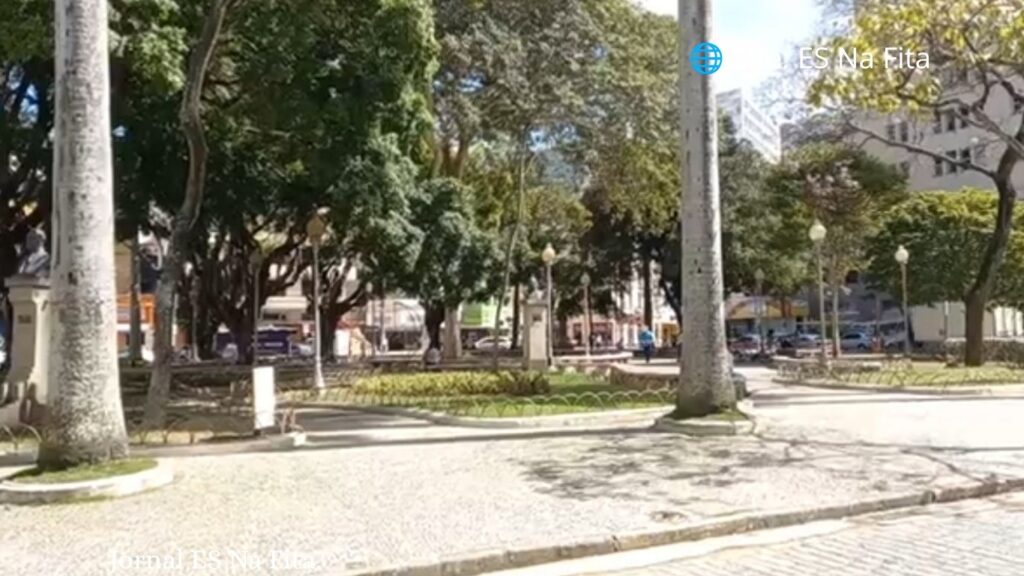 Homem senta em praça famosa da capital e acaba sendo esfaqueado em Vitória Homem é esfaqueado na Praça Costa Pereira, no Centro de Vitória.