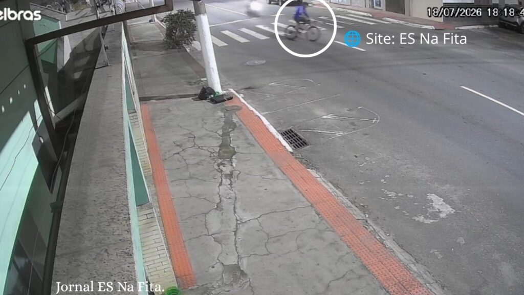 Vídeo: ciclista morre após ser atingido por motocicleta em grave acidente na faixa de pedestres em Vila Velha Ciclista é arremessado e morre após acidente com moto em Vila Velha.
