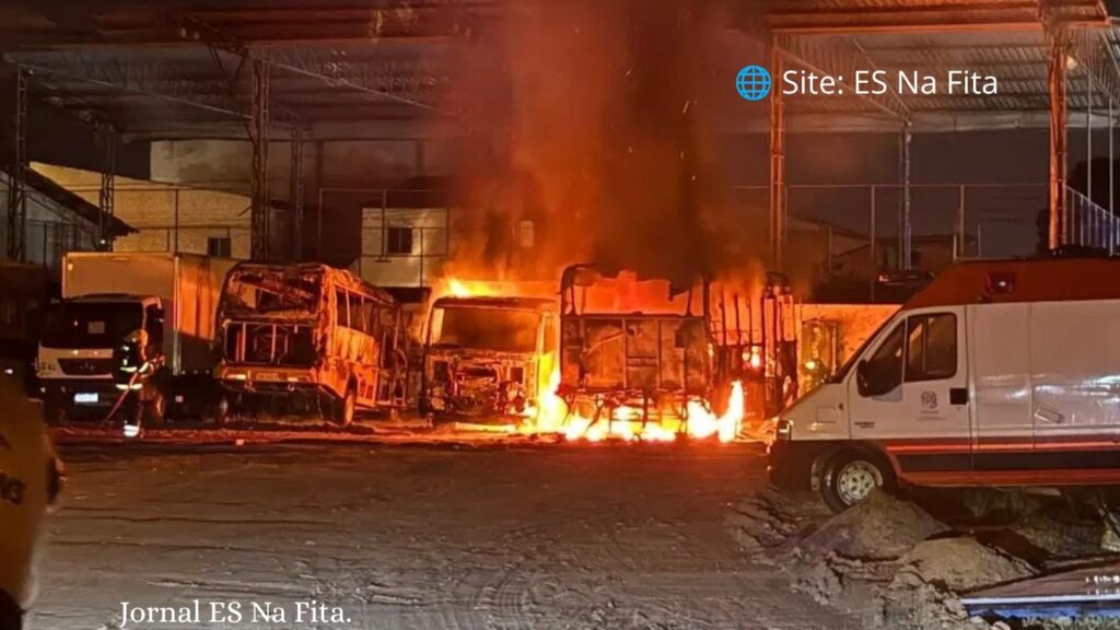 Ônibus escolar e caminhão são incendiados no pátio da Secretaria de Educação de São Mateus Veículos são incendiados em pátio da Secretaria de Educação de São Mateus.