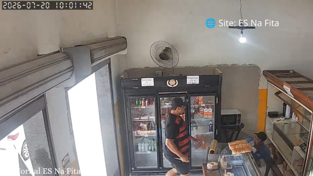Homem morre após ser perseguido e esfaqueado dentro de padaria em Linhares.
