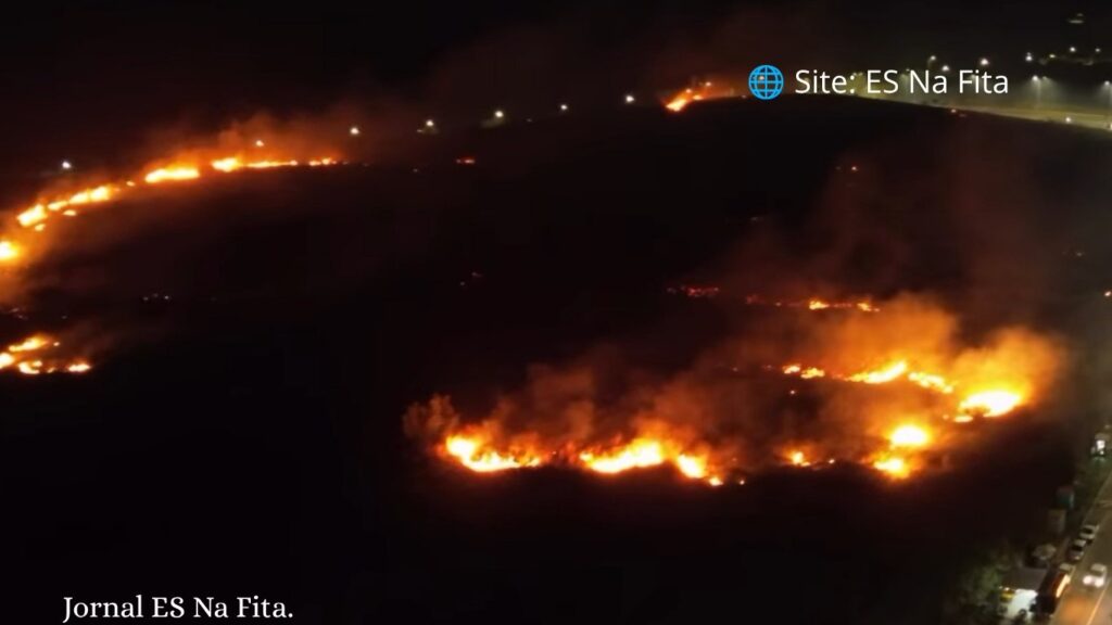 Chamas atingem mata na Praia da Baleia e assusta moradores na Serra.