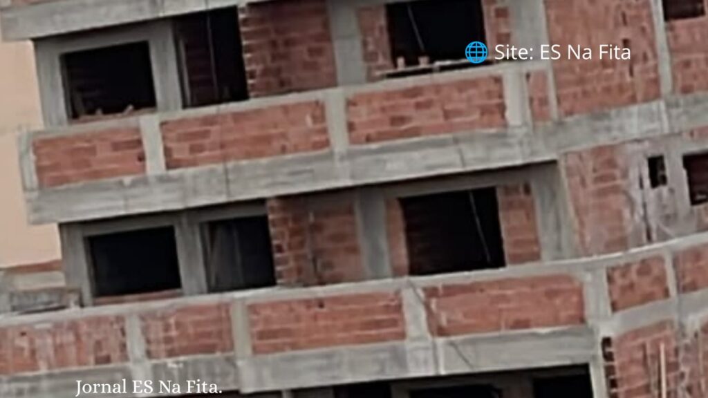 Trabalhador morre após cair de prédio em construção durante acidente de trabalho em Aracruz Trabalhador morre após cair de prédio em construção em Aracruz.
