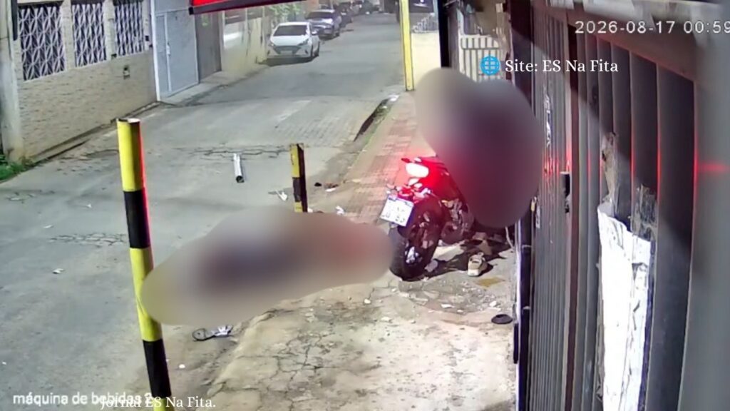 Vídeo: motociclista e garupa ficam feridos após moto bater violentamente contra portão de residência em Colatina Motociclista e garupa ficam feridos após moto bater contra portão em Colatina.