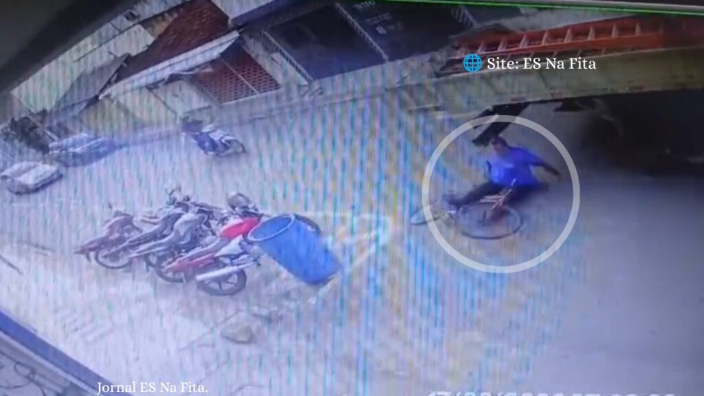 Vídeo: ciclista morre após se desequilibrar e bater a cabeça em para-choque de caminhão em Bom Jesus do Norte Ciclista morre após queda envolvendo caminhão em Bom Jesus do Norte.