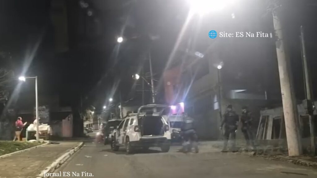 Homem é colocado dentro de viatura após ser baleado durante confronto em Cariacica.