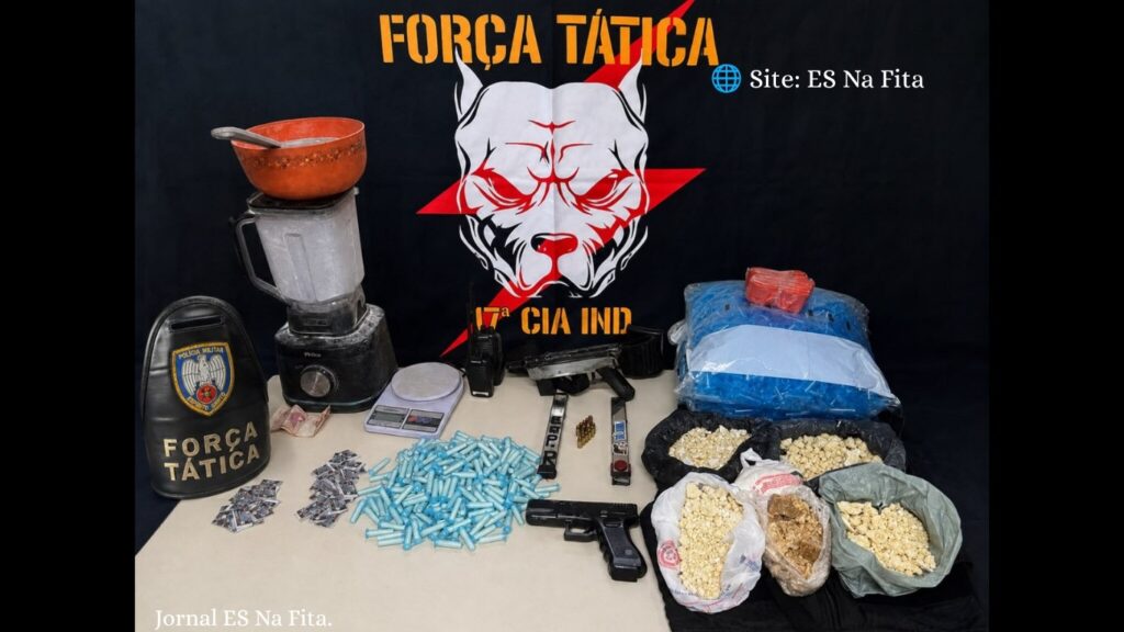 Polícia Militar apreende submetralhadora e grande quantidade de drogas em Vila Velha PM apreende submetralhadora e drogas após denúncia anônima em Vila Velha.