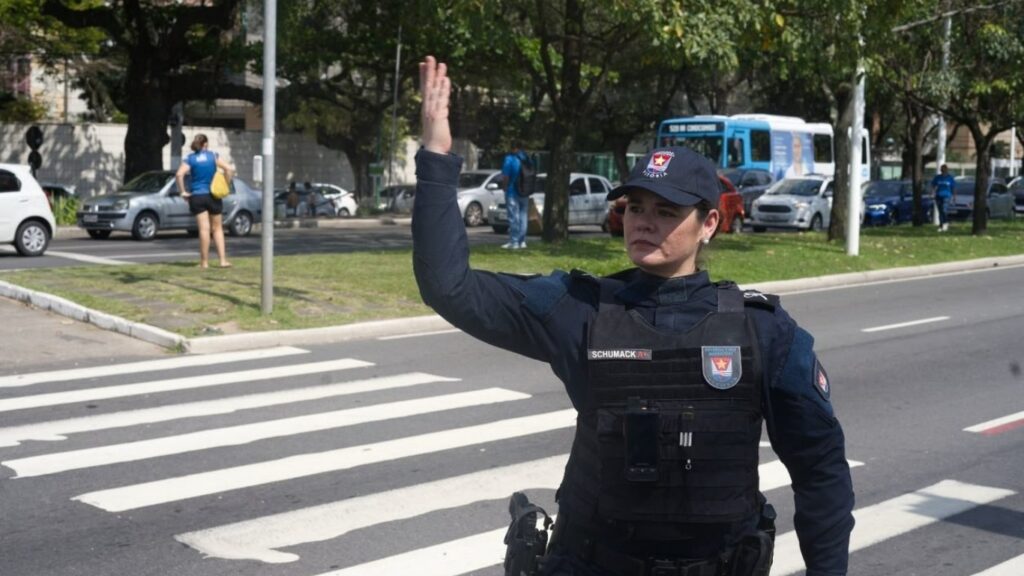 Confira 8 dicas para dirigir com segurança durante chuva.