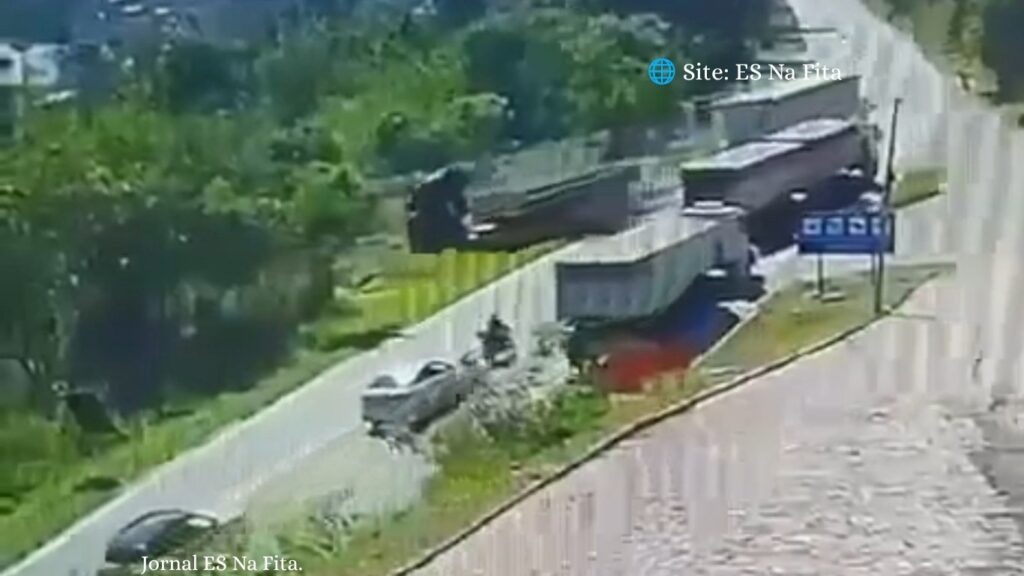Carreta sai da pista para evitar acidente na BR 101 em Rio Novo do Sul.