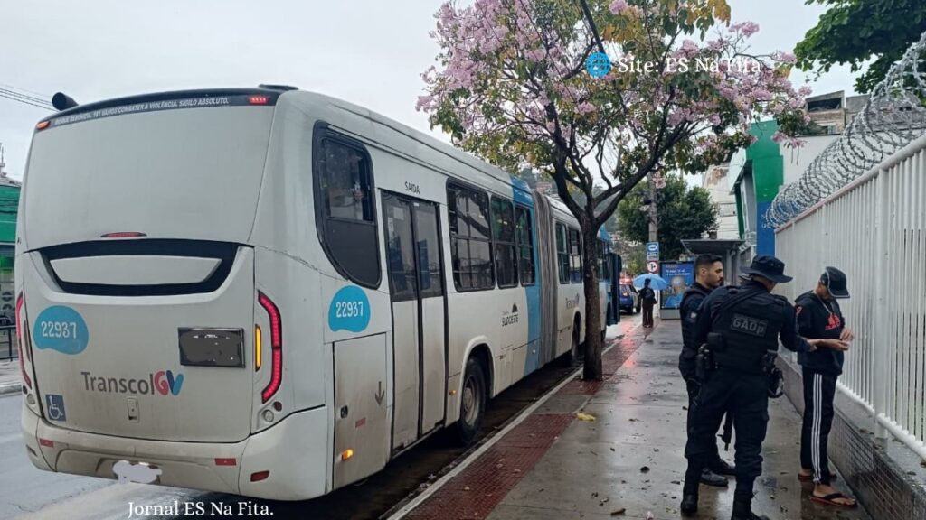 Mulher é detida com drogas escondidas em pacote de salgadinhos e foragido é preso dentro de ônibus em Vitória Guarda de Vitória encontra drogas em pacote de salgadinhos e mulher acaba detida.
