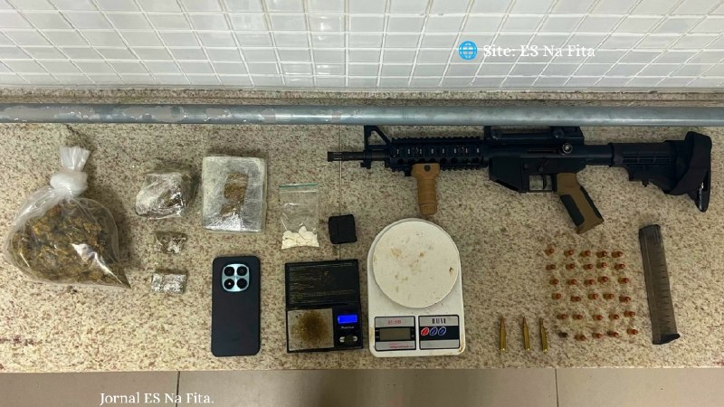 Polícia Militar realiza apreensão de arma e drogas durante patrulhamento em bairro de Vitória Polícia Militar apreende carabina, munições e drogas durante patrulhamento em Vitória.