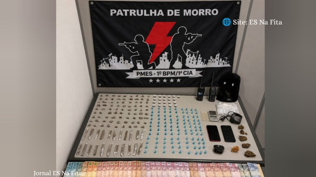 Dois homens são presos e adolescente é apreendido com drogas e radiocomunicador no bairro Forte São João.
