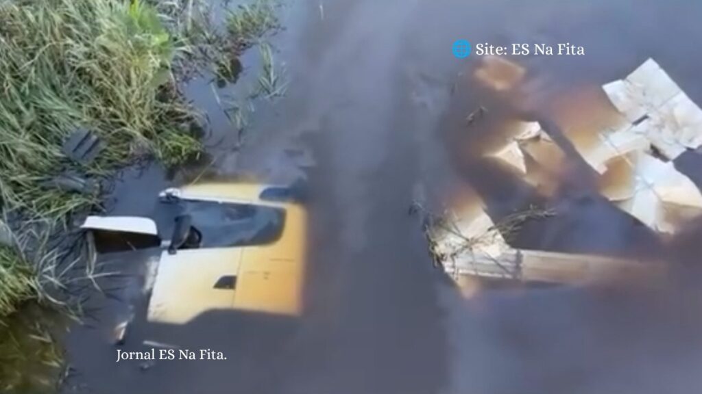 Vídeo: carreta que transportava celulose é flagrada dentro de rio após tombar de ponte em Aracruz Carreta que transportava celulose tomba em ponte e cai em rio em Aracruz.