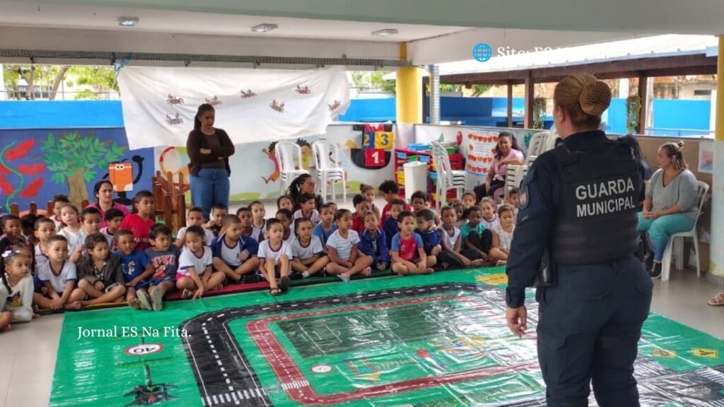 Semana do Trânsito 2026: Guarda de Vitória ensina regras de trânsito de forma divertida para estudantes.