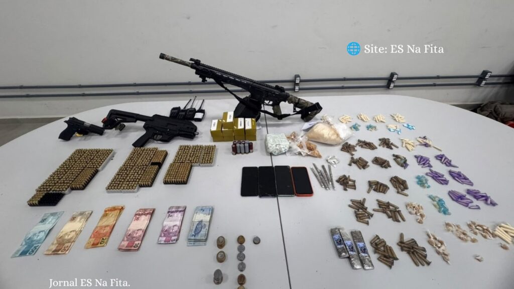 Polícia Militar apreende armas, mais de 1,2 mil munições e drogas no Morro da Garrafa, em Vitória PM encontra submetralhadora, 1,2 mil munições e drogas em Vitória.