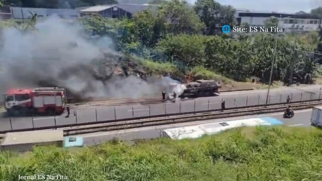 Carreta pega fogo na Rodovia do Contorno, em Cariacica.