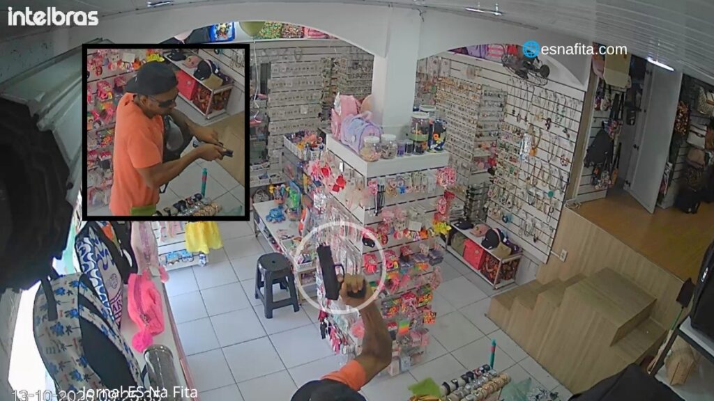 Vídeo: vagabundo mete o louco e dá coronhada em vendedora durante assalto a loja em comunidade de Vitória Vendedora é agredida com coronhada durante assalto em Vitória.