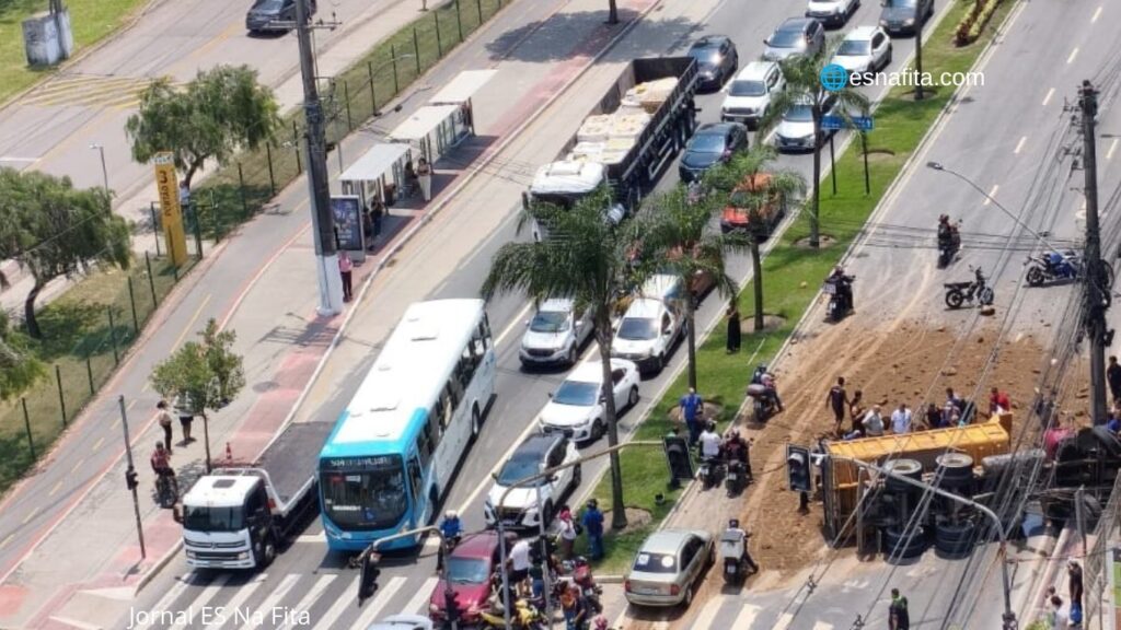 Caminhão tomba e deixa motorista gravemente ferido em Vitória.