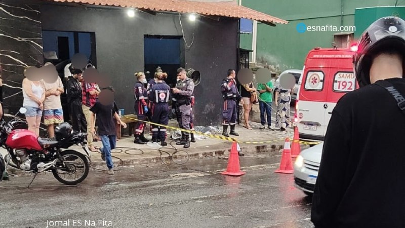 Dois jovens são assassinados após serem atacados por homem com faca em Cariacica Ataque a facadas deixa dois jovens mortos em Cariacica.