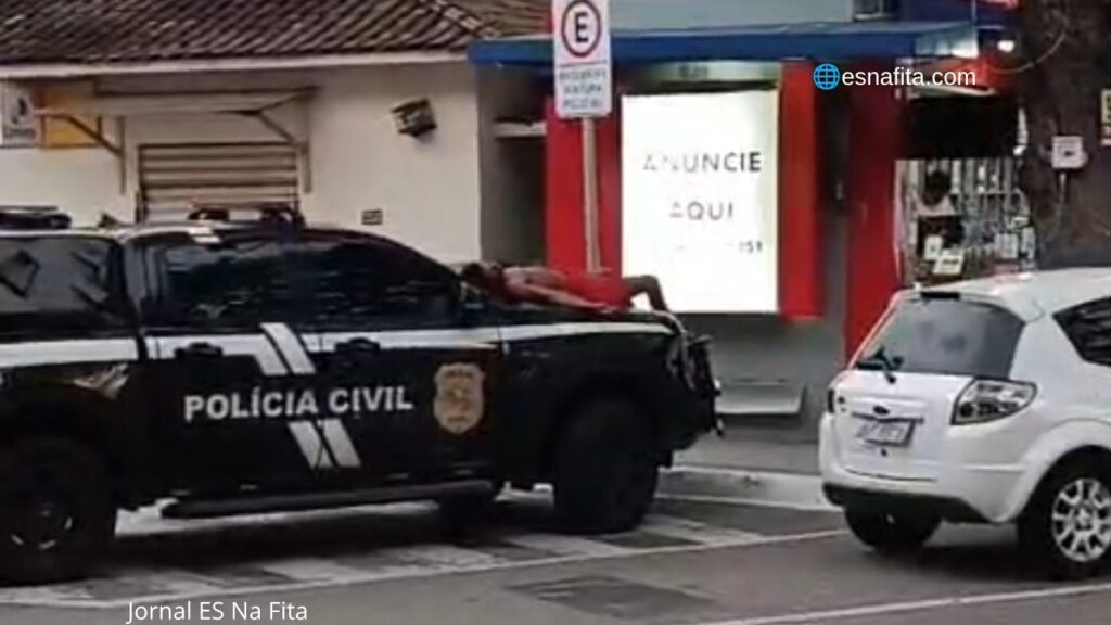 Homem é flagrado dormindo em cima de viatura no Sul do ES.