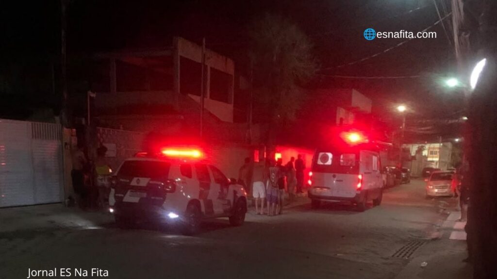 Jovem é baleado cinco vezes na calçada de bar por suspeito com bag de entregador em Guarapari.