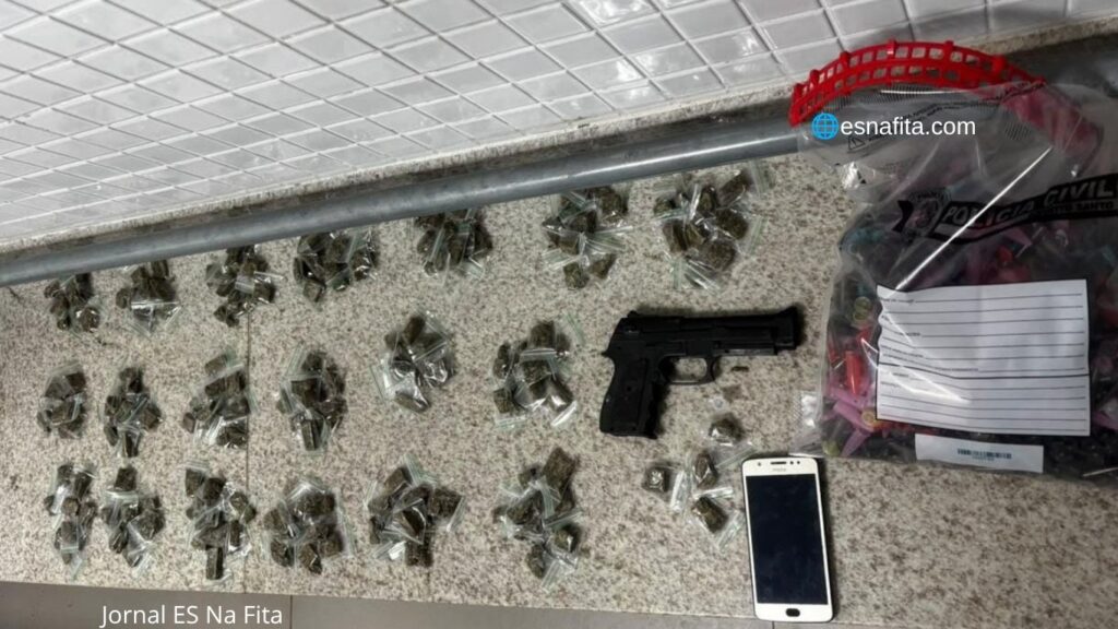 Após fuga de grupo, PM detém indivíduo e apreende drogas em Vitória.