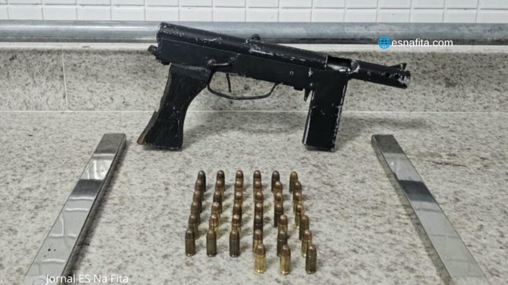 Jovem é detido pela PM com submetralhadora e munições em Vitória.