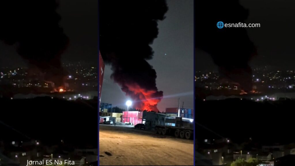 Incêndio com fumaça preta chama a atenção de moradores em Vila Velha.