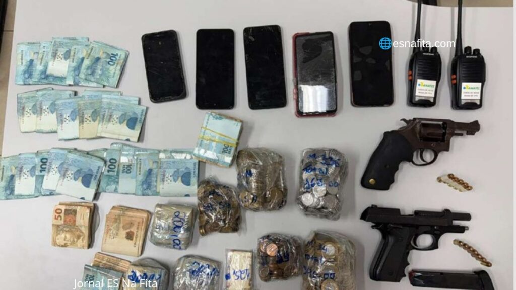 Operação em Itaguaçu apreende duas armas, munições e mais de R$ 24 mil em dinheiro.